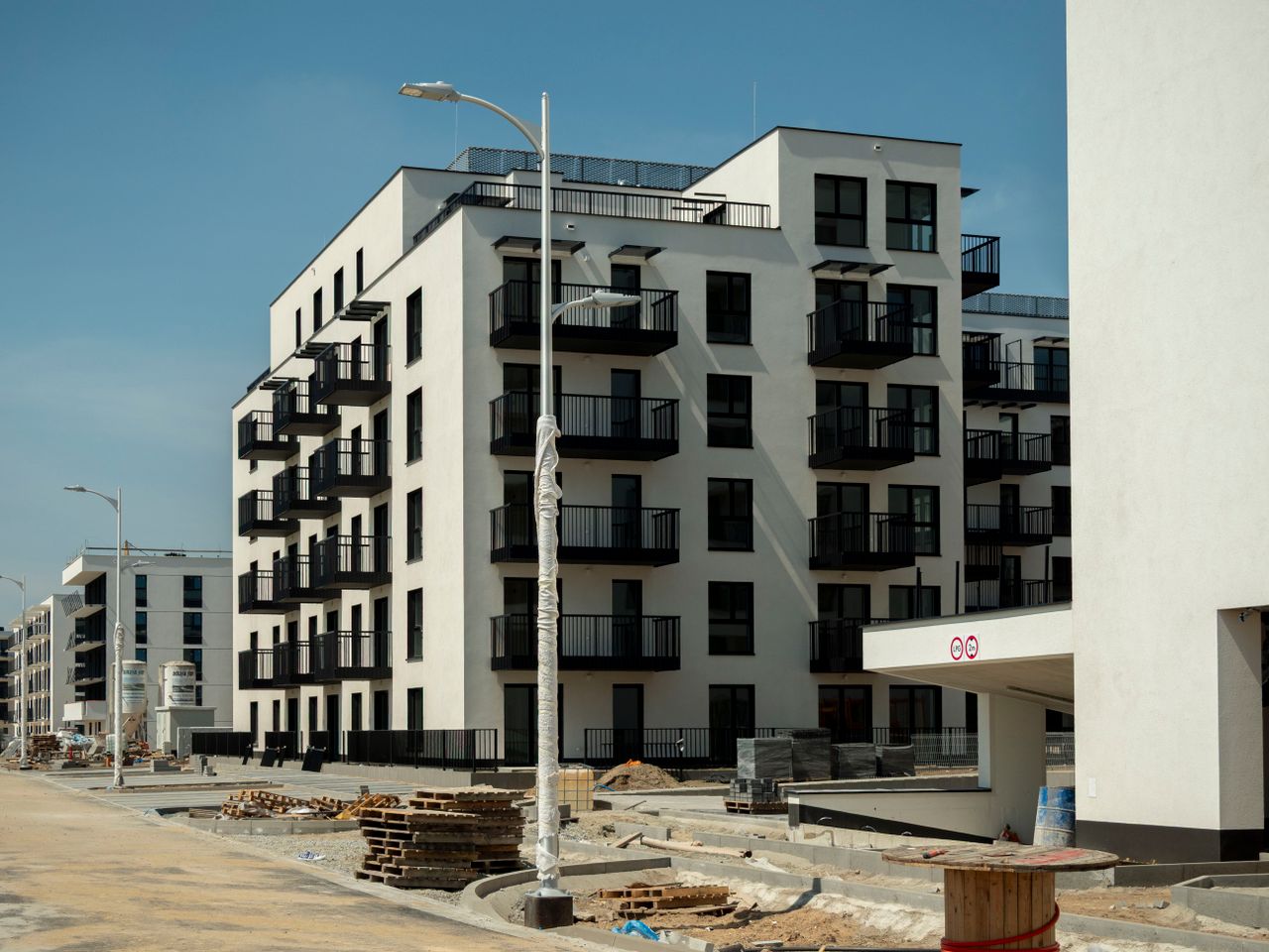 Crafting Captivating Headlines: Your awesome post title goes here Newly constructed apartment building in Wrocław, Poland, featuring modern architecture.